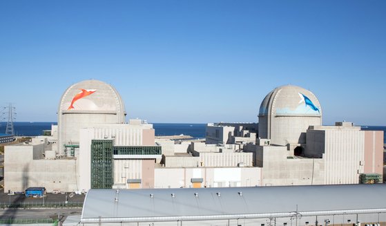 新ハンウル原発１号機（左）と２号機　韓国水力原子力
