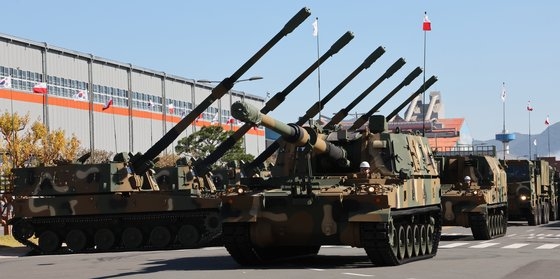 先月１９日午前、昌原市のハンファディフェンスで開かれた「Ｋ９自走砲ポーランド輸出出庫式」で、Ｋ９自走砲などハンファディフェンス装備パレードが行われた。　中央フォト