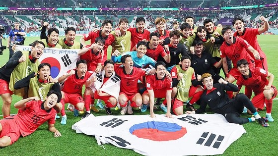 ２日（現地時間）、韓国代表が２０２２カタールワールドカップ（Ｗ杯）ポルトガル戦で勝った後、決勝トーナメントへの進出が確定して歓喜している。キム・ヒョンドン記者