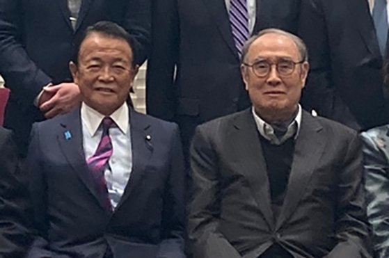 今月９日開催された「東京・ソウルフォーラム」で、韓国の李洪九（イ・ホング）元首相（右）と日本の麻生太郎元首相は韓日関係改善方案を議論した。［写真　ソウル国際フォーラム］