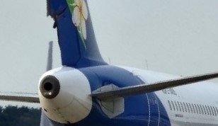 仁川空港で１９日発生した旅客機接触事故で、ラオス航空の尾翼部分が破損した。［写真　仁川国際空港公社］