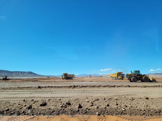 アルゼンチン北西部サルタ州にあるポスコのリチウム塩湖「オンブレ・ムエルト」で工事車両が基盤造成作業を始めている。イ・ヒグォン記者