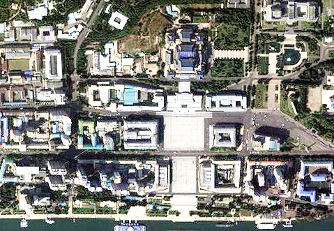韓国政府が、北朝鮮が「偵察衛星試験品」で撮影したと推定されるソウル都心の写真を公開してから３日後に「国土衛星１号」で撮影した平壌の金日成広場一帯の写真を公開した。［写真　国土交通省］