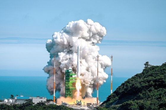 純国産技術で設計・製作された韓国型ロケットのヌリ号が６月２１日に羅老宇宙センターで打ち上げられた。［中央フォト］