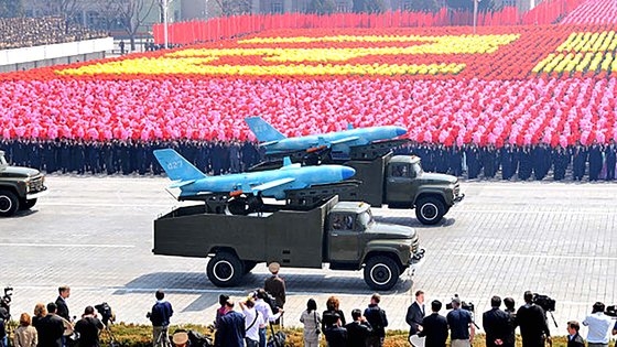 北朝鮮が２０１２年４月の軍事パレードで公開した無人攻撃機。［中央フォト］