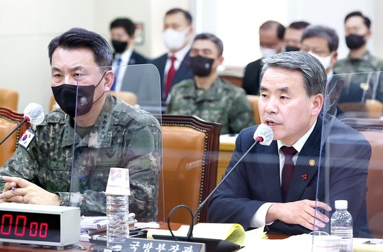 ２８日、国会国防委緊急懸案質疑に出席し、北朝鮮の無人機に関する議員の質問に答える李鐘燮（イ・ジョンソプ）国防部長官（右）。　チャン・ジンヨン記者
