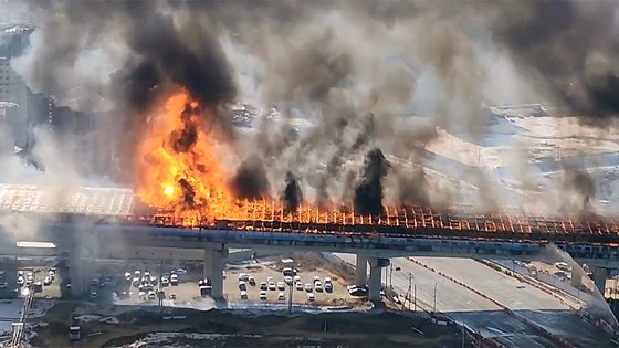 第２京仁高速道路北義王ＩＣ近くの高架橋で発生した火災は、この日午後１時４９分に火災発生の通報が寄せられ、１時間３０分ほど過ぎた３時１８分に初期消火を終えた。（写真　読者提供）