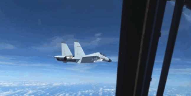米国偵察機に近接飛行をする中国戦闘機　（映像＝米軍インド太平洋司令部）