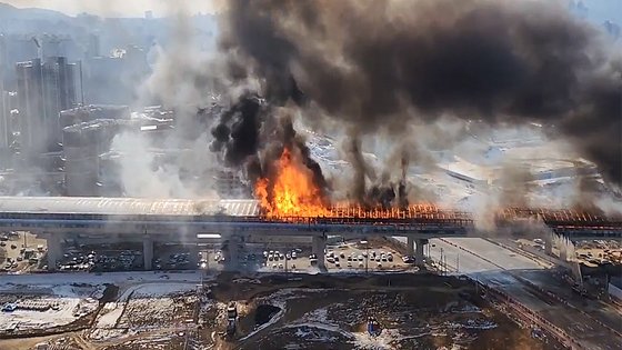 ２９日午後１時５０分ごろ、京畿道果川市第２京仁高速道路の北儀旺（ウィワン）ＩＣ付近の防音トンネル区間で火災が発生し、黒い煙が上がっている。　読者提供
