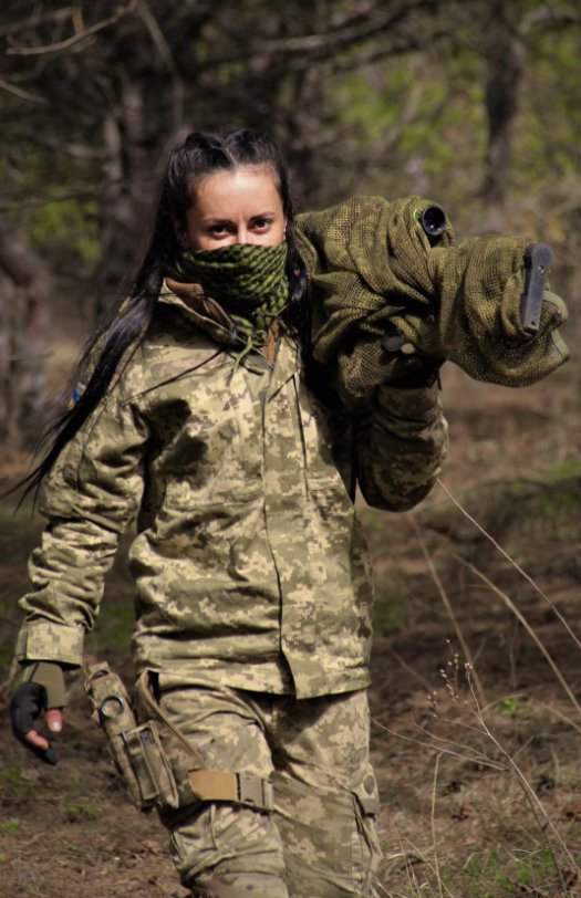 ウクライナ軍がフェイスブックで公開した女性スナイパー　［ＳＮＳ　キャプチャー］