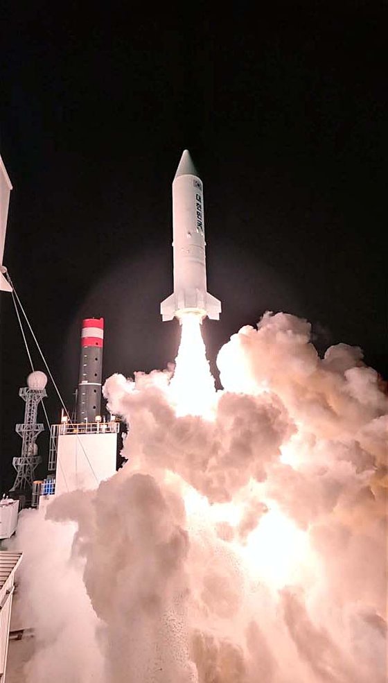 先月３０日に忠清南道泰安の国防科学研究所総合試験場近くの海上発射場で固体燃料推進宇宙ロケットが打ち上げられている。［写真　国防部］
