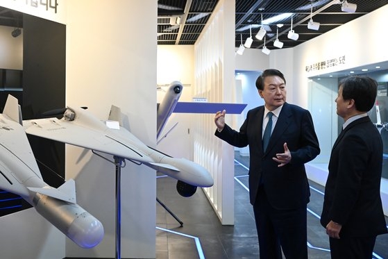 尹錫悦大統領が２９日、大田（テジョン）の国防科学研究所（ＡＤＤ）を訪問し、無人機およびミサイル研究現場を見ている。　大統領室
