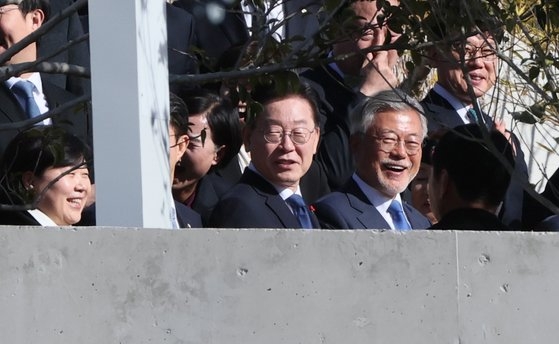 共に民主党の李在明代表（左）が２日午後、慶尚南道梁山市平山村を訪れ、文在寅前大統領を表敬訪問し、私邸の中で参加者たちと団体写真を撮影しながら笑っている。ソン・ボングン記者