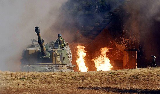 ２０１０年１１月２３日の延坪島（ヨンピョンド）砲撃挑発当時、韓国海兵隊のＫ９自走砲　写真＝海兵隊