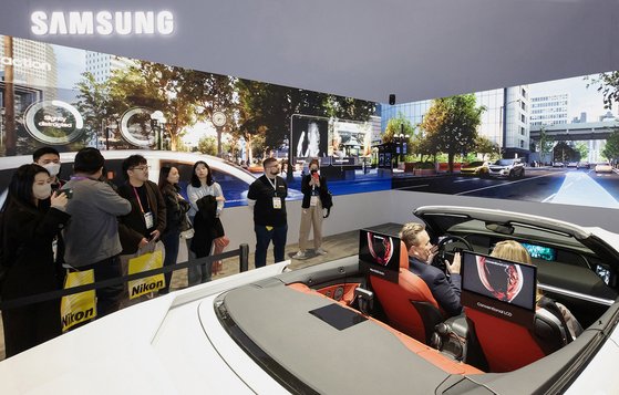 ＣＥＳ２０２３のサムスン電子展示館で観覧客がサムスン電子とハーマンがともに公開しいた未来型モビリティソリューション「レディーケア」を体験している。［写真　サムスン電子］