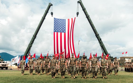 昨年３月３日、米ハワイ海兵隊基地で行われた海兵沿岸連隊（ＭＬＲ）創設式で行進する兵士。　［米海兵隊　ツイッター］