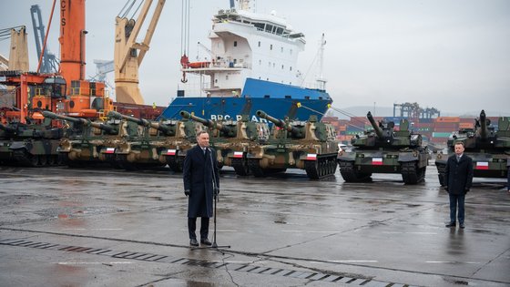 先月６日（現地時間）、ポーランドのグディニャ海軍基地でＫ２戦車とＫ９自走砲の初入荷歓迎式が開かれた。ドゥダ大統領が祝賀のあいさつをしている。　写真＝ポーランド国防省