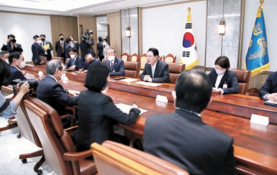 韓国の尹錫悦（ユン・ソクヨル）大統領は昨年７月、龍山（ヨンサン）大統領室で経団連の十倉雅和会長をはじめとする代表団と面会した。［写真　韓国大統領室写真記者団］