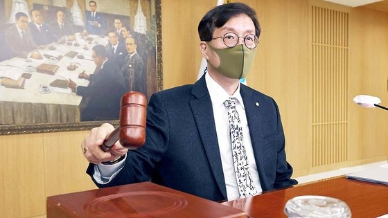 韓国銀行の李昌ヨン総裁が２４日に開かれた金融通貨委員会本会議で議事棒を叩いている。［写真　共同取材団］
