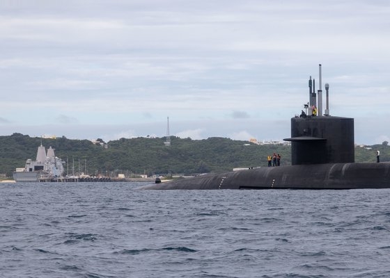 米国海軍オハイオ級原子力潜水艦「ミシガン」の姿。［写真　米海兵隊］