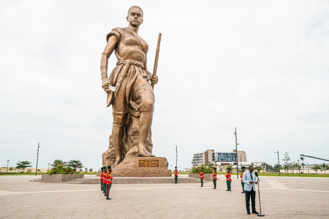 北朝鮮の万寿台創作社が西アフリカのベナンの最大都市コトヌーに建てた３０メートル規模の銅像　写真＝ベナン大統領室　ツイッター