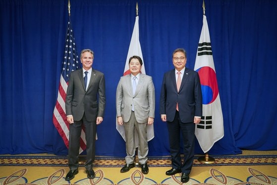 外交部の朴振長官が昨年９月２２日にニューヨークで開かれた韓日米外相会談に参加してブリンケン米国務長官、林芳正日本外相（左から）と記念撮影をしている。この日の会談では北朝鮮の核とミサイル問題に対する３カ国の共助案が話し合われた。［写真　外交部］
