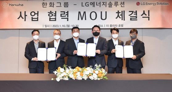 １６日、ソウル中区プラザホテルでＬＧエナジーソリューションとハンファグループ関係者らがバッテリー分野での協力のためのＭＯＵを締結した。［写真　ハンファグループ］
