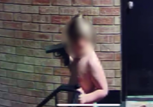 拳銃を持った４歳の男児　（ニュースネイション　ホームページ　キャプチャー）