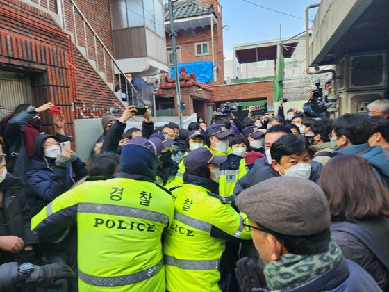 １８日午後、大邱市北区大賢洞（テグシ・プック・テヒョンドン）のイスラム寺院工事現場で、寺院建設の支持者と反対者が入り乱れてにらみ合いが続いた。キム・ジョンソク記者
