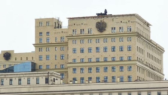 ロシア軍がモスクワ国防省庁舎建物屋上に配置した対空ミサイル「パーンツィリＳ－１」が１９日に見つかった。［ツイッター　キャプチャー］