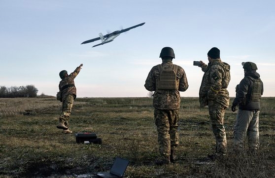 ロシア陣地に向かってドローンを飛ばすウクライナ軍。［写真　ＡＰ＝聯合ニュース］