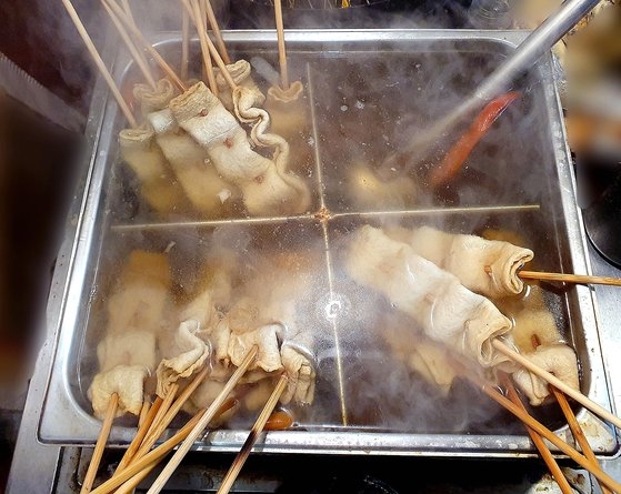 ２５日、ソウルのある軽食店で販売中のかまぼこ串（オムクコッチ）。現行の食品衛生法には串刺しにする木材類の再使用を禁止する規定がない。チェ・ヘソン記者