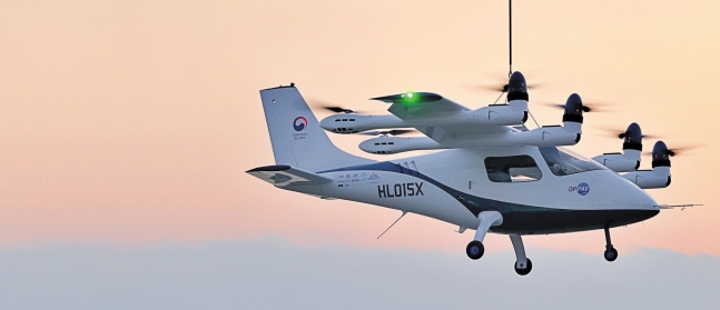 韓国航空宇宙研究院が開発した都心航空交通（ＵＡＭ）の「ＯＰＰＡＶ」をテストする姿。主翼にモーター８個が設置されているＯＰＰＡＶは最高時速２４０キロで飛行することができる。［写真　航空宇宙研究院］