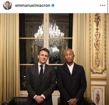 フランスのエマニュエル・マクロン大統領が投稿した米ポップスターのファレル・ウィリアムスとの記念写真。［インスタグラム　キャプチャー］