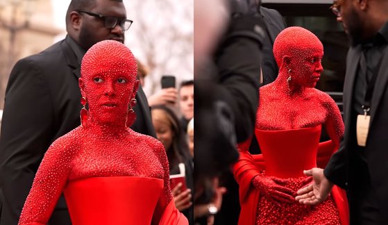 ２３日（現地時間）、パリ・ファッションウィークに全身に赤い色で塗って登場したポップ歌手ドージャ・キャット。［ドージャ・キャットのインスタグラム　キャプチャー］