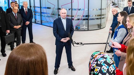プーチン大統領が２５日（現地時間）、ロシア学生の日を迎えてモスクワ州立大学を訪れた。［写真　聯合ニュース］