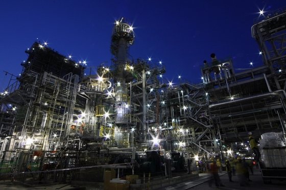 全羅南道麗水市にあるＧＳカルテックス麗水工場第３重質油分解施設が真夜中でも明るく火を灯している。［写真　ＧＳカルテックス］