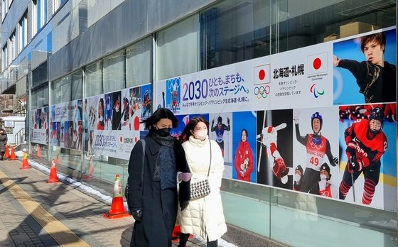 「さっぽろ雪まつり」が開かれる公園横の道路沿いに２０３０年冬季オリンピック・パラリンピック誘致を広報するポスターが貼られている。アン・チャッキ記者
