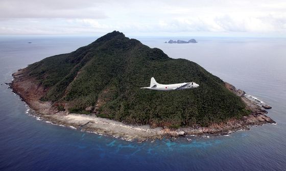 中国・日本・台湾が自国の領土と主張する尖閣諸島（中国名・釣魚島）を日本の海上自衛隊所属のＰ－３Ｃ哨戒機が飛行している。［中央フォト］