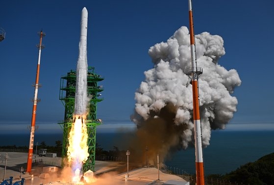 昨年６月、韓国型ロケット「ヌリ号」が全羅南道高興郡の羅老宇宙センターの発射台から火炎を吹き出して宇宙に飛び立っている。［写真　共同取材団］
