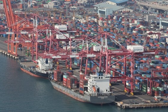 産業通商資源部が１日発表した「２０２３年１月の輸出入動向」よると、先月の貿易収支は１２６億９０００万ドルの赤字で過去最大赤字を記録した。写真はこの日釜山港戡蛮埠頭のようす。ソン・ボングン記者