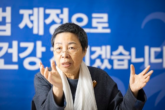 大韓看護協会のシン・ギョンリム会長が先月３０日、中央日報とのインタビューで看護師の劣悪な勤務環境を説明している。シン会長は昨年１１月、看護法制定決起大会で協会役員１２人とともに丸刈りにした。チョン・ミンギュ記者