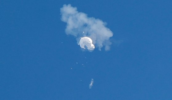 中国「偵察気球」が撃墜される瞬間［ロイター＝聯合ニュース］