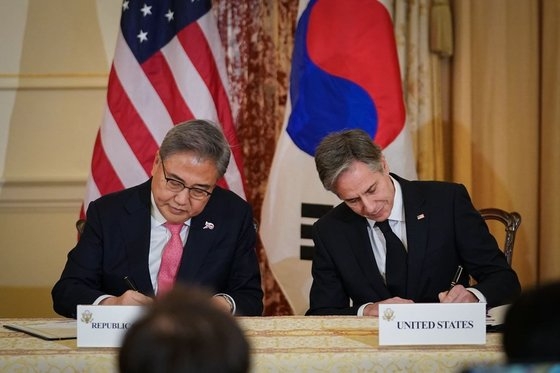 朴振外交部長官とアントニー・ブリンケン米国務長官が３日午後（現地時間）、韓米科学技術協力協定の改正および延長議定書に署名する様子。［写真　外交部］