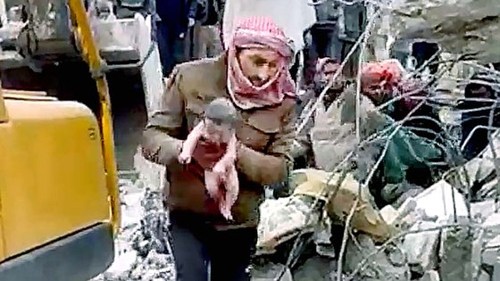 ６日（現地時間）、トルコ（テュルキエ）とシリアで起きた強震で３６００人以上の死亡者が発生する中、トルコのある地域で救助隊員ががれきの中から生まれたばかりの赤ちゃんを抱いて外に出てくる映像がＳＮＳにシェアされた。［写真　ツイッター　キャプチャー］