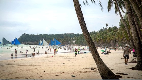 フィリピン観光庁は昨年１１月以降、外国人観光客のうち韓国人が圧倒的な比率を占めていると明らかにした。 写真はボラカイビーチ。中央フォト