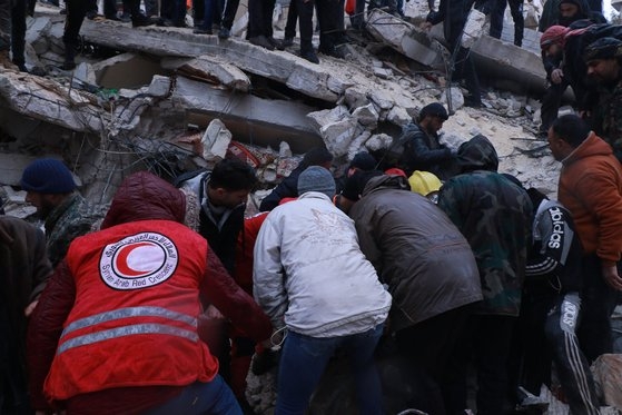 今月６日（現地時間）、トルコ東南部で発生した大地震で被害を受けたシリアで、シリア赤新月社の職員とボランティア参加者が救護活動を行っている。［写真　シリア赤新月社］