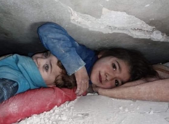 トルコ南部で発生した最悪の地震で５２００人以上の死亡者が続出している中、ネット上ではがれきの下敷きになって妹を守っている少女の映像が広がっている。［＠ＡｌｍｏｓａＺｕｈｅｒツイッター　キャプチャー］