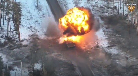 ロシア軍の装甲車「ＢＭＰＴ－７２ターミネーター」がウクライナ軍の攻撃を受けて破壊される場面だと伝えながらルハンシク州のハイダイ知事が載せた映像　［ツイッター　キャプチャー］
