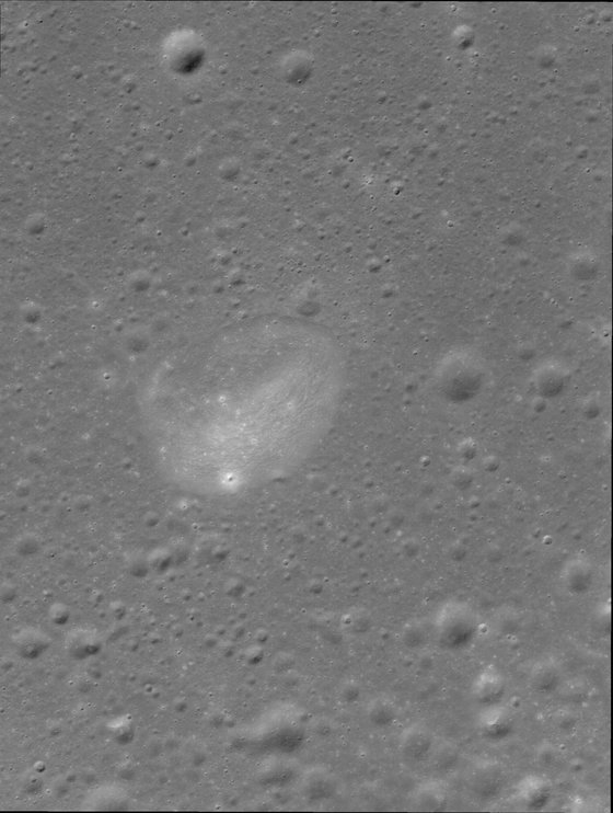 科学技術情報通信部と韓国航空宇宙研究院は月探査機「タヌリ」が試運転運営期間の１カ月間に撮影した写真を１３日に公開した。写真は先月１３日にタヌリの高解像度カメラで「嵐の大洋」（広大な月の海の一つ、朝鮮半島の約１８倍）を撮影したものだ。　［提供　科学技術情報通信部］